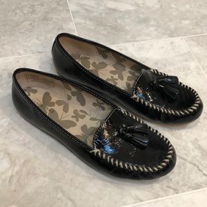 Lands’ End Tassel Moccasin women shoe, black patent, size 8 1/2. Excellent cond.
